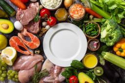 I cibi che non bisogna mai mangiare crudi (specialmente d'estate)