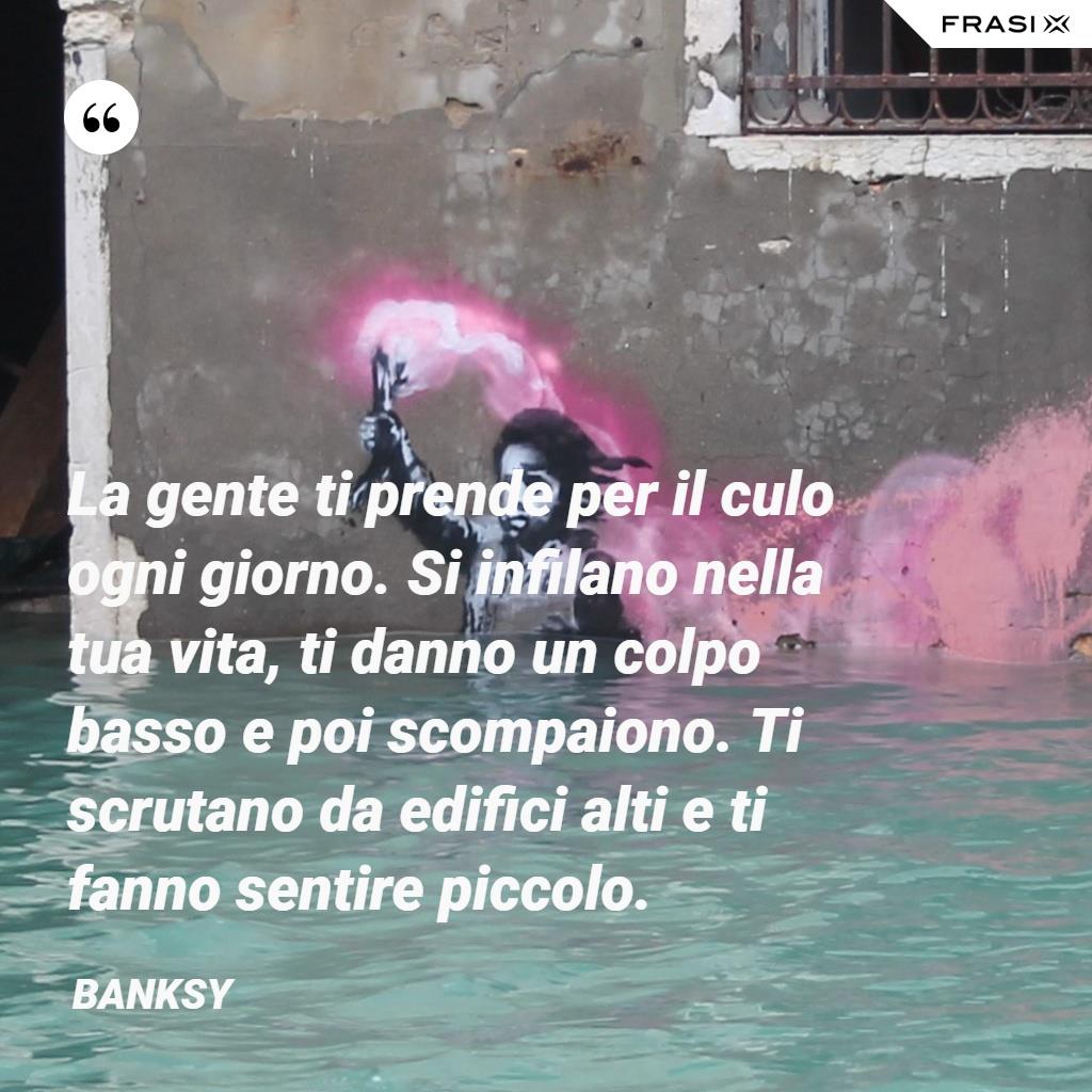 Immagine con frase di Banksy