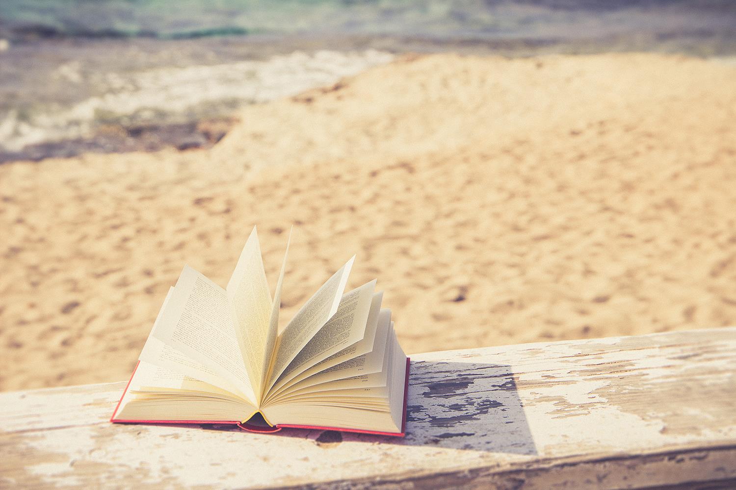 Libro aperto in spiaggia