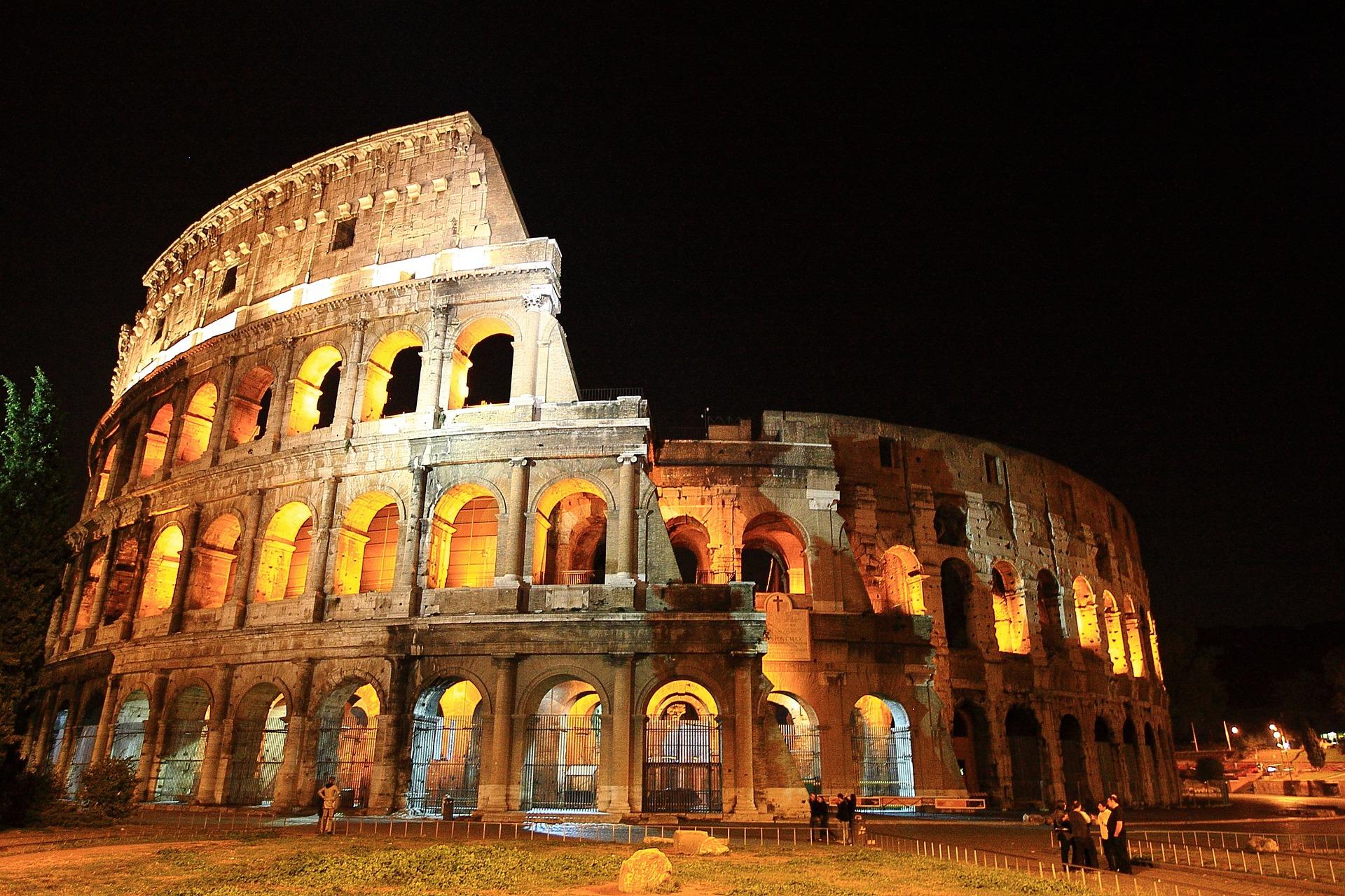Foto della facciata esterna del Colosseo di notte