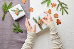 Come confezionare pacchetti per i regali di Natale simpatici, tradizionali e originali
