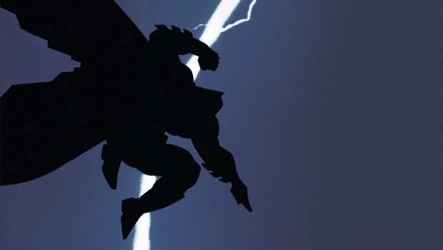 Batman in ombra sospeso a mezz'aria, con un fulmine in lontananza che attraversa il cielo