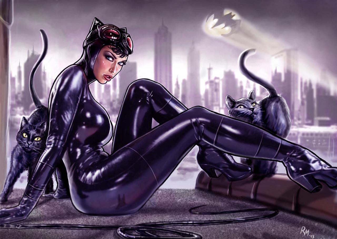 Il conturbate fascino di Catwoman circondata dai suoi gatti
