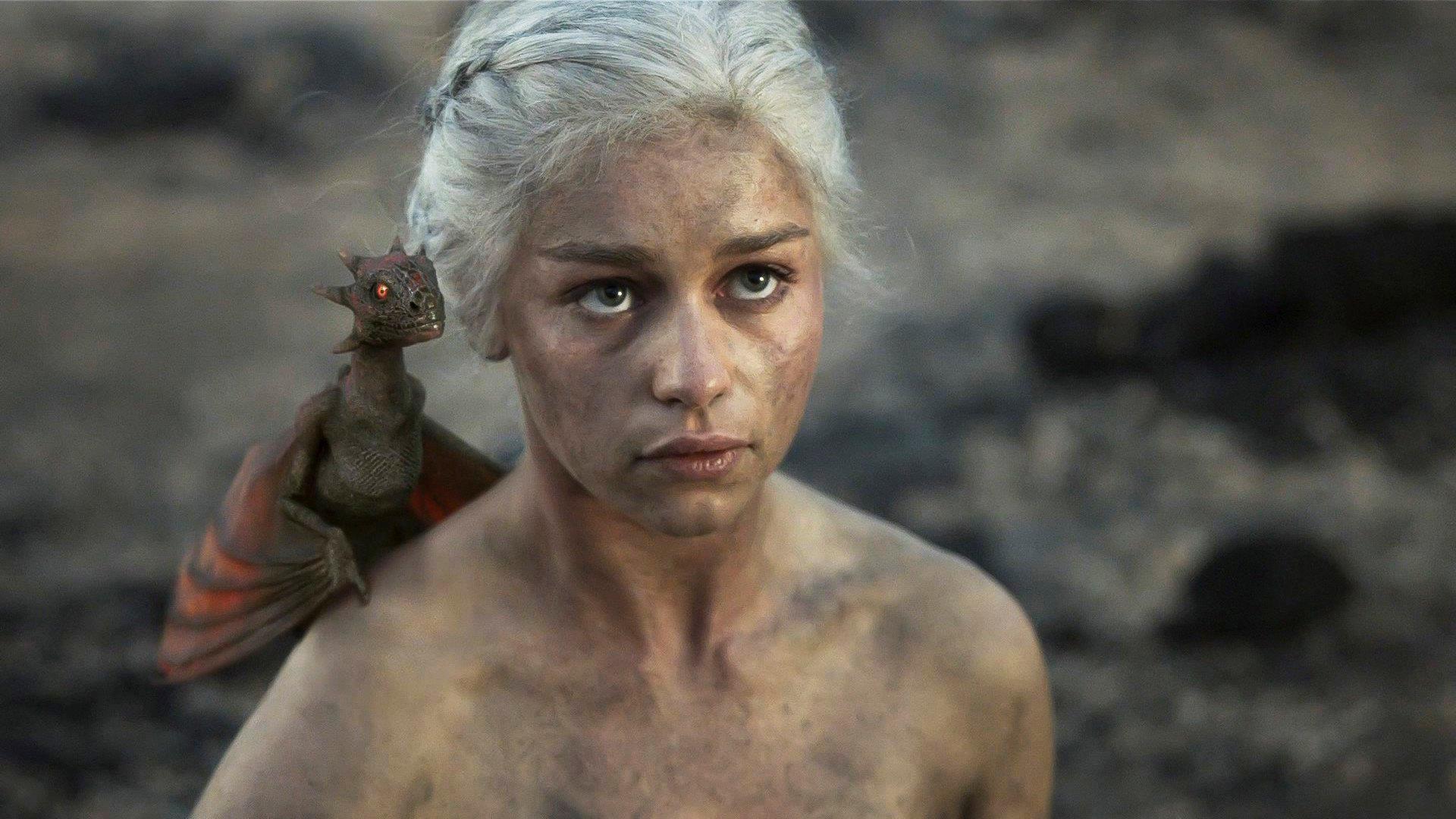 Daenerys Targaryen con un cucciolo di drago