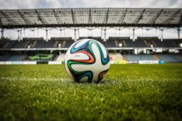 Pallone da calcio in uno stadio