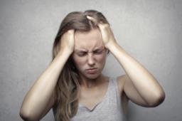 Una guida per scoprire cause e principali rimedi del mal di testa in gravidanza