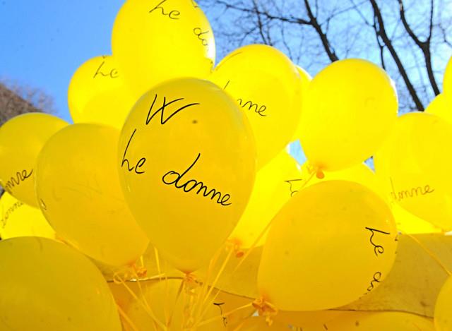 Dei palloncini gialli - Immagini per la Festa della Donna