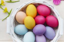 Uova di pasqua colorate 