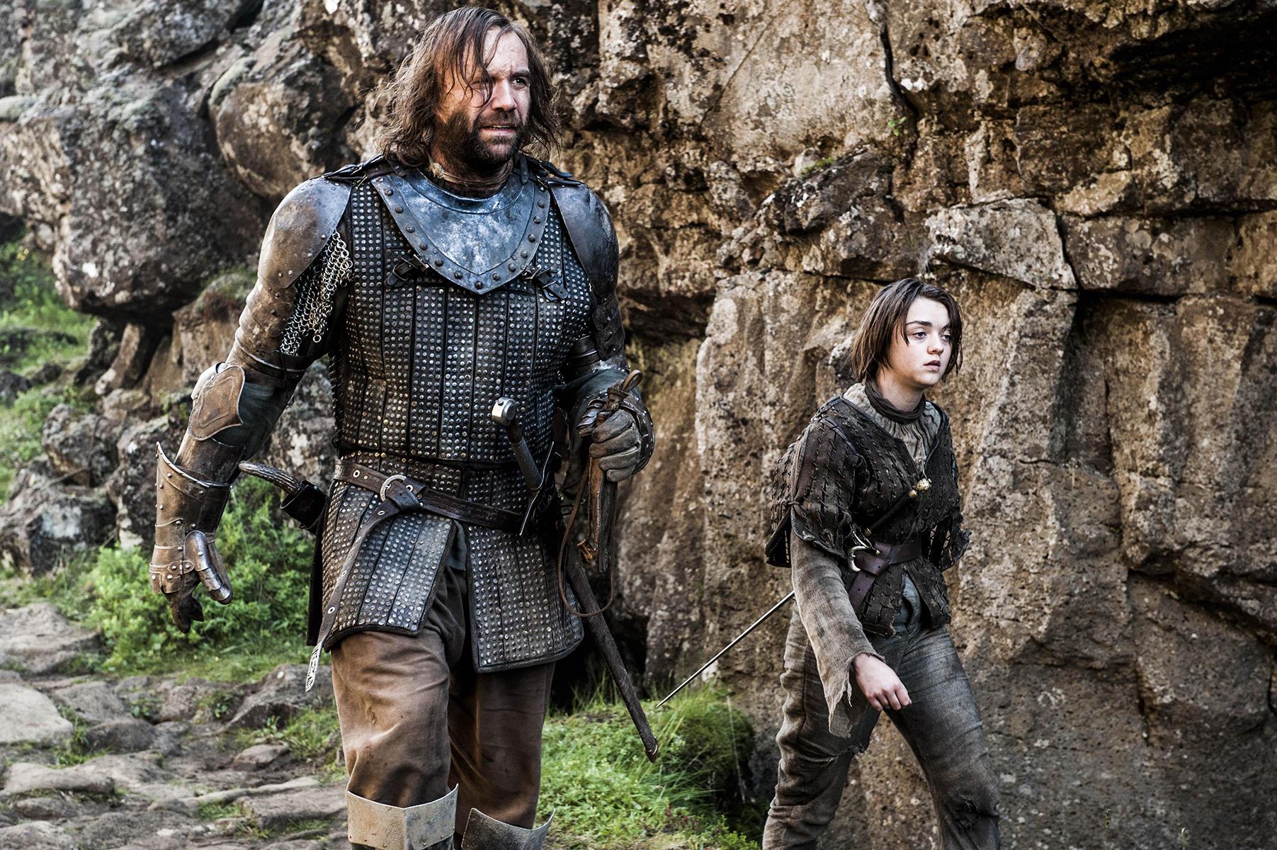 Arya Stark cammina lungo un sentiero