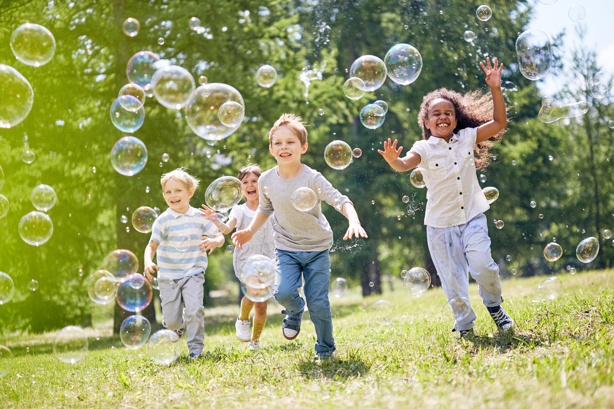 Bambini corrono in un prato