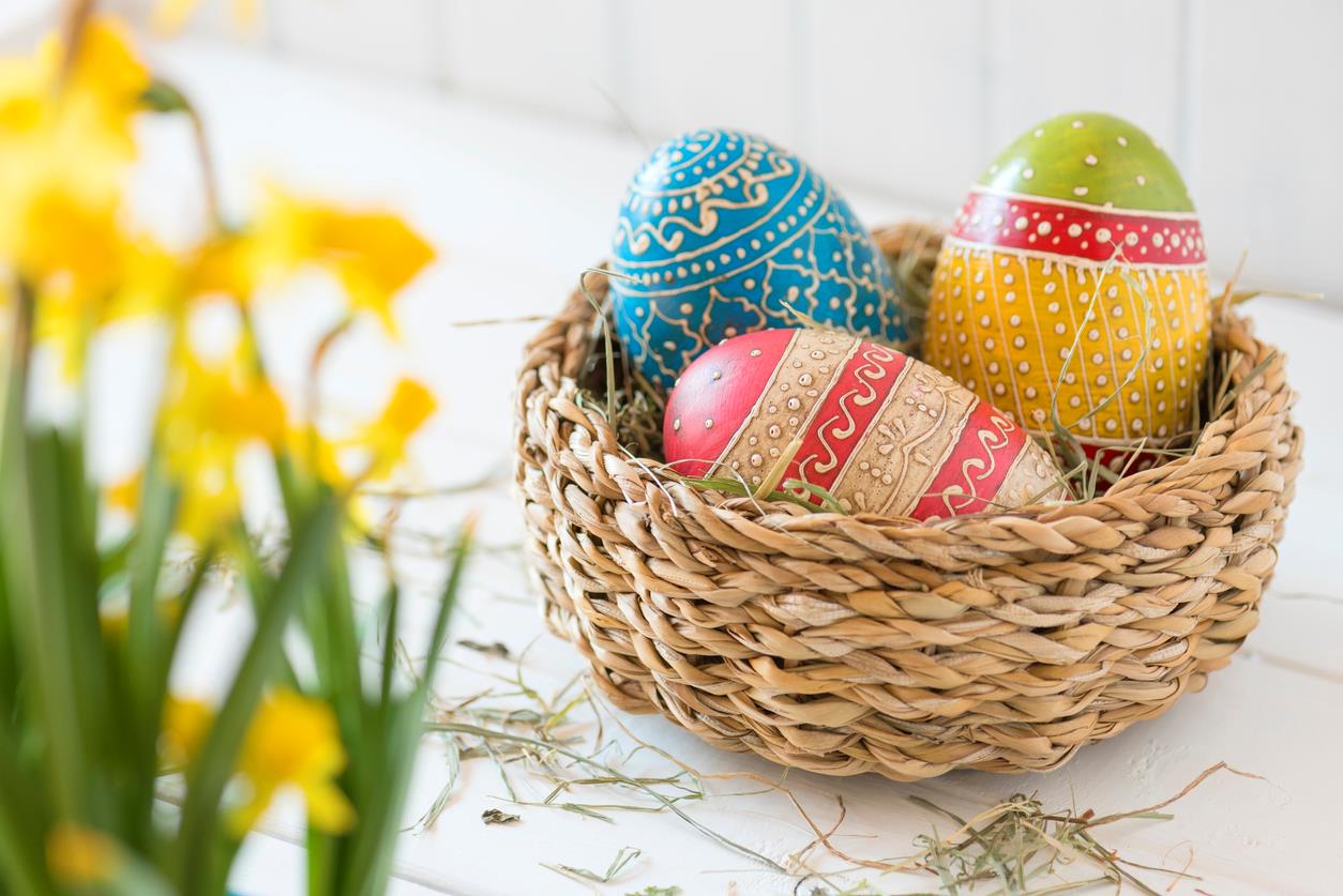 Cesto in vimini con uova di Pasqua