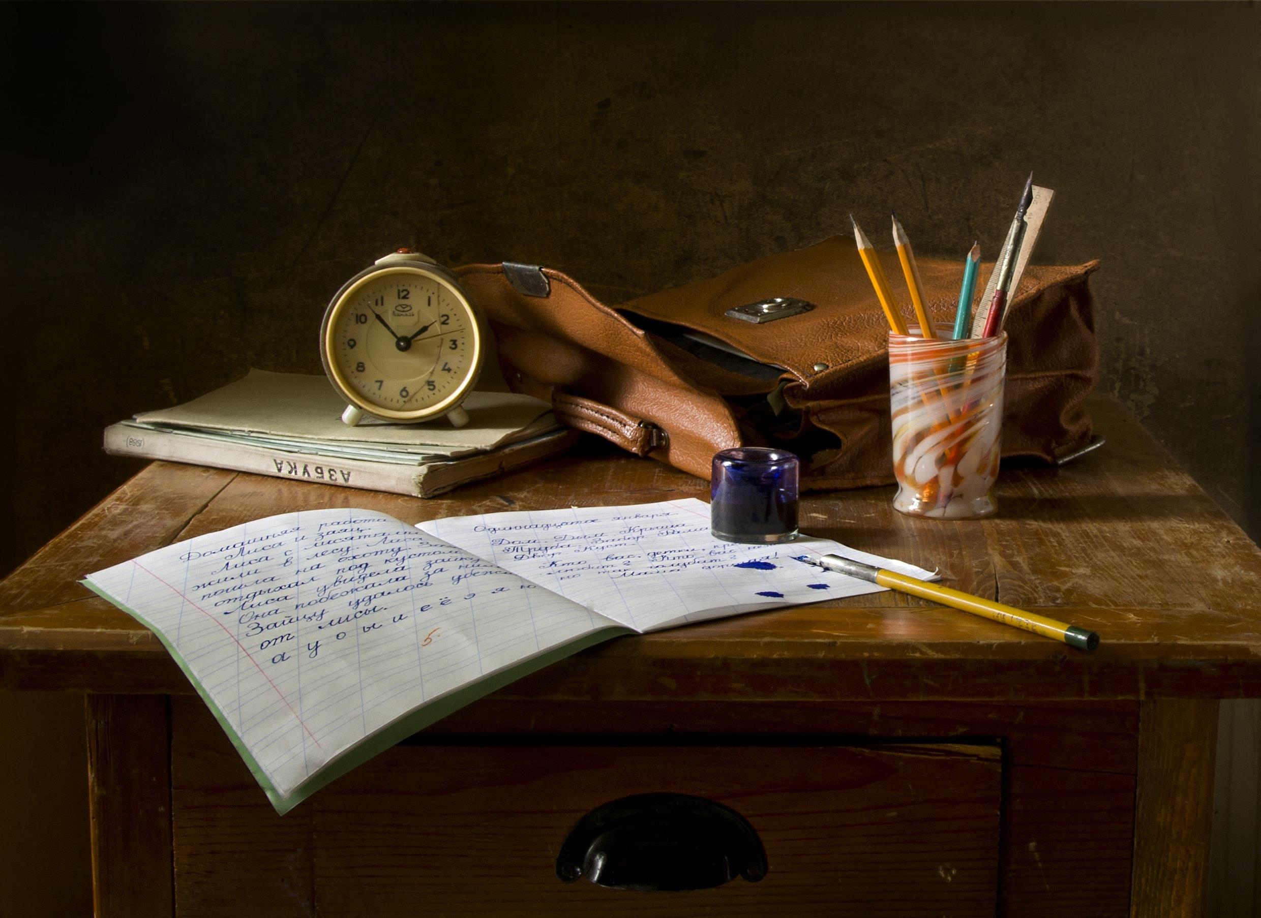 Quaderno con penna su una scrivania