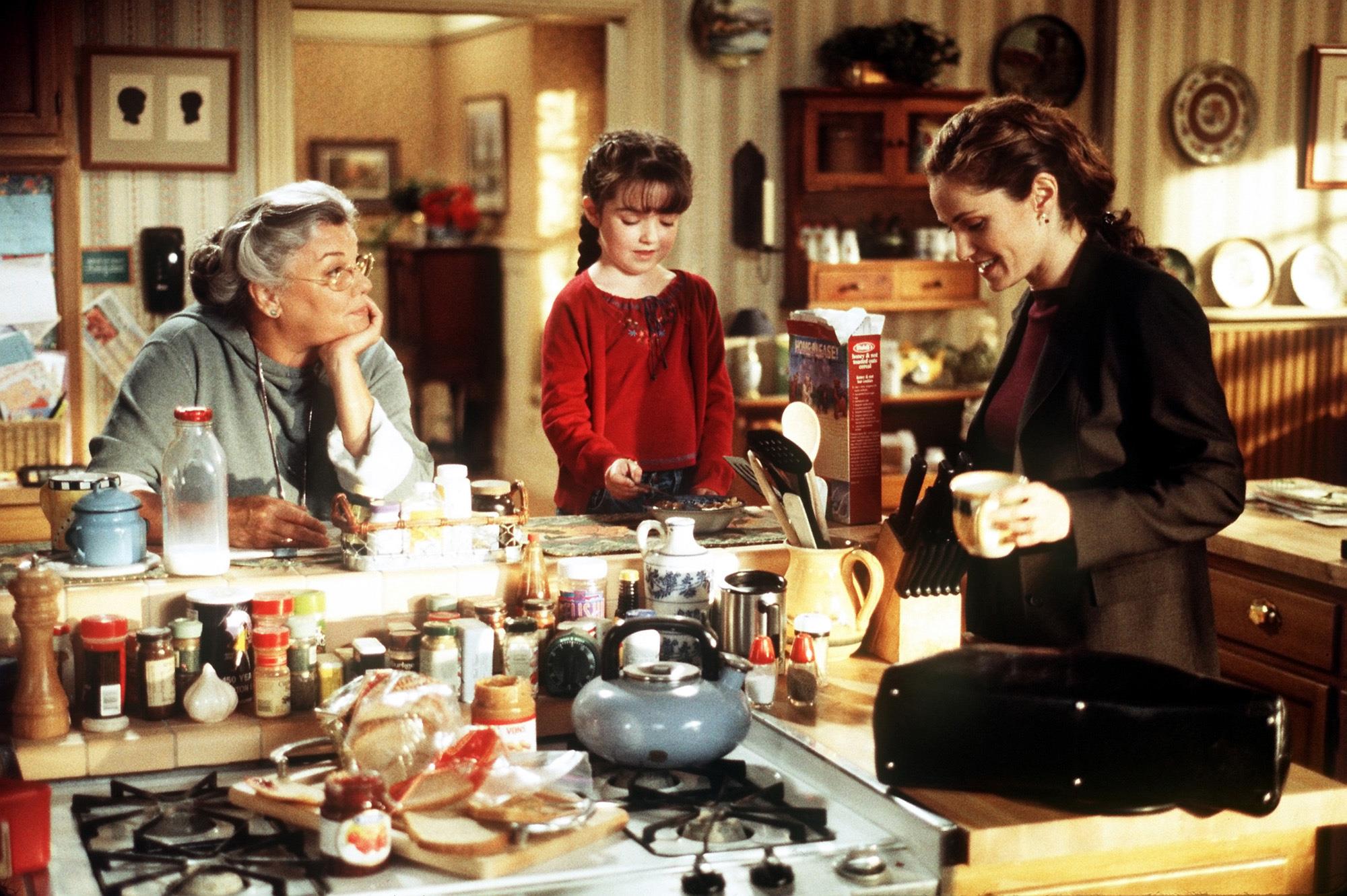 Scena di Giudice Amy con Amy e sua madre in cucina