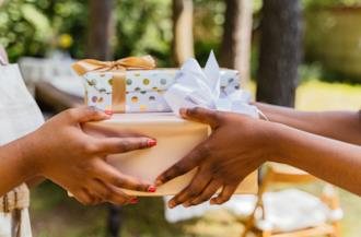 Ragazze che si scambiano i pacchetti regalo