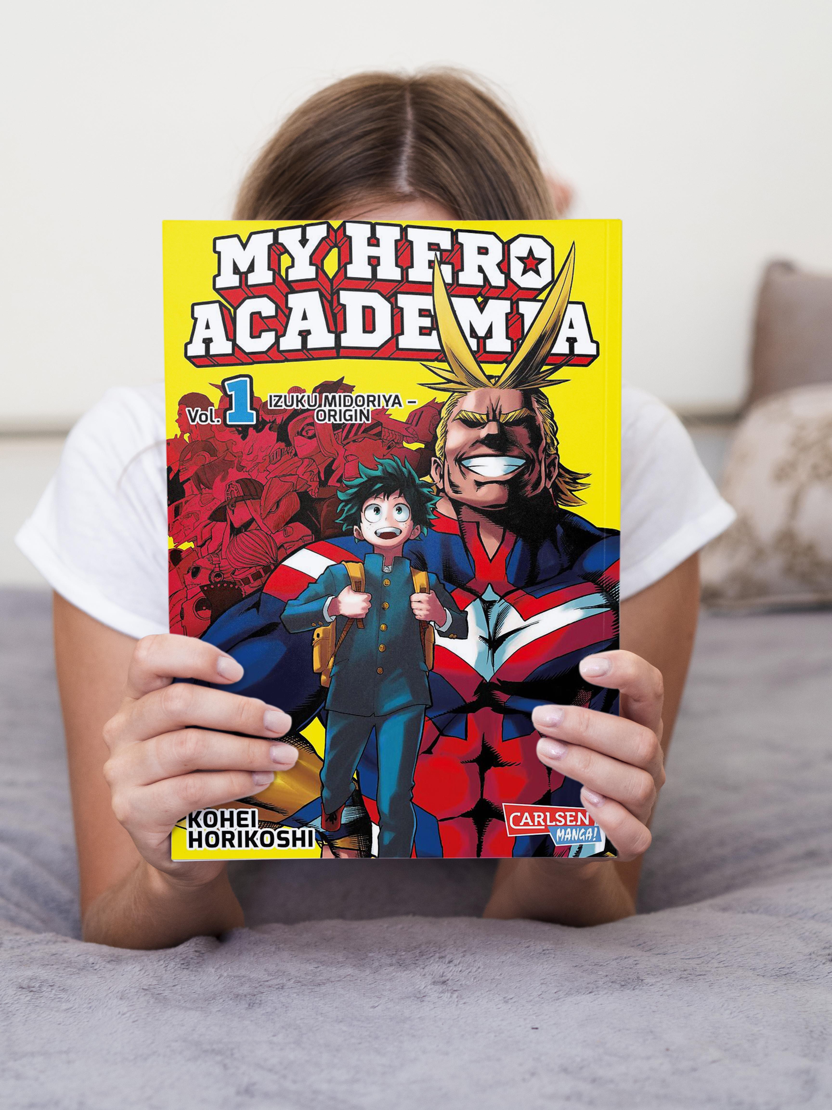 Ragazza tiene in mano una copia di My Hero Academia