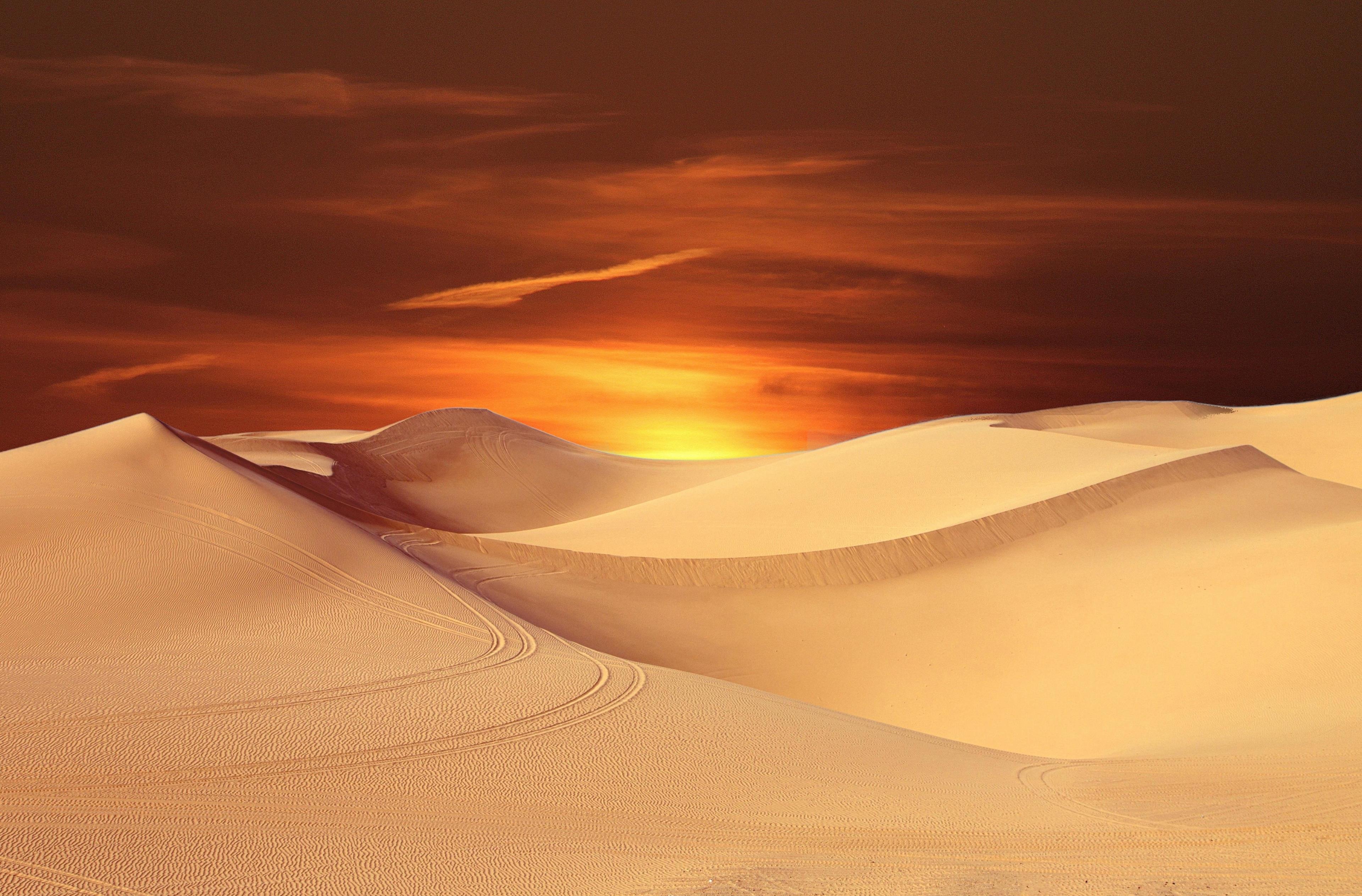 Dune nel deserto al tramonto 