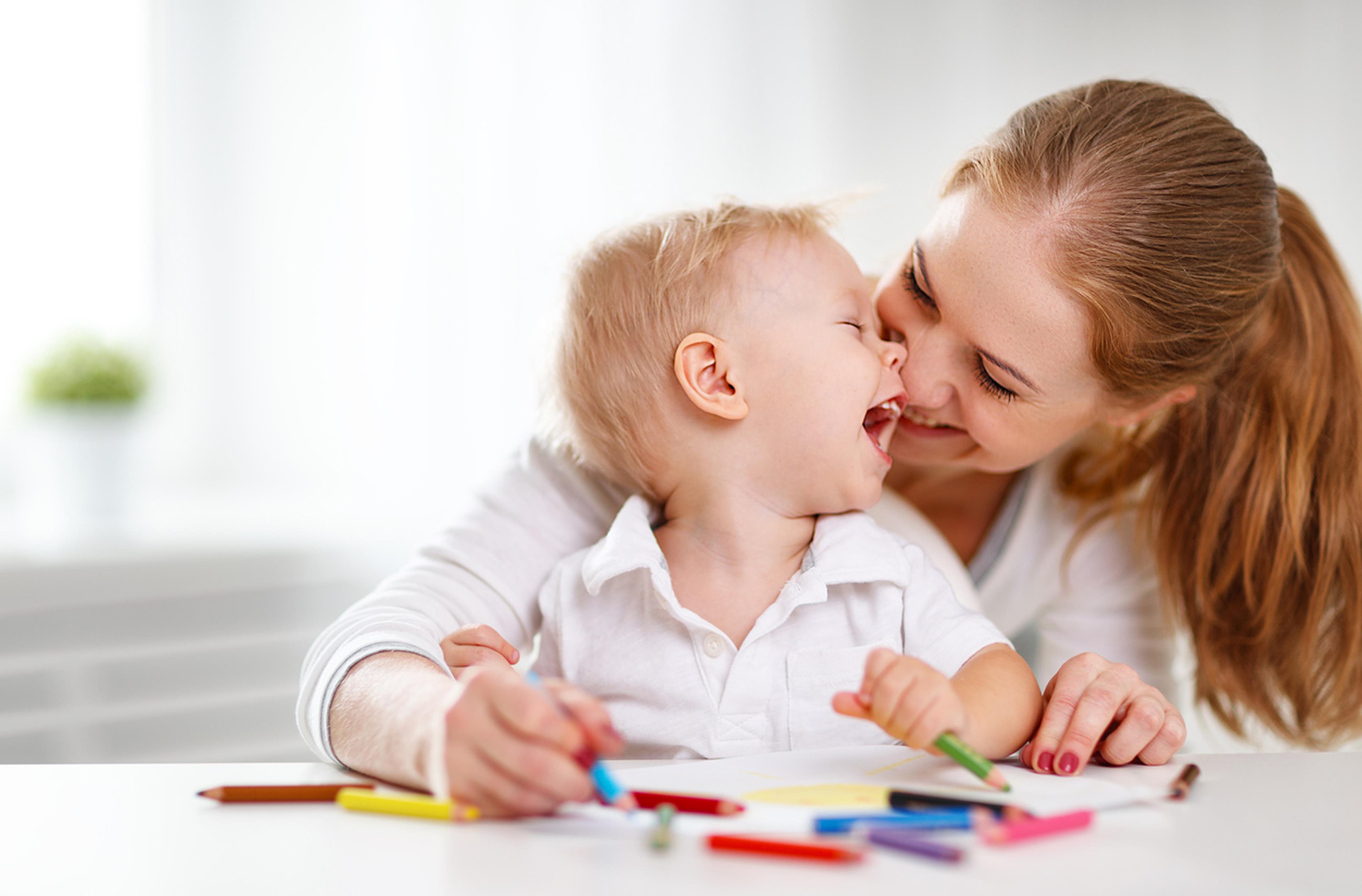 Madre e figlio si divertono a disegnare
