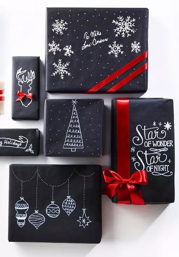 Pacchetti di Natale con carta lavagna disegnata