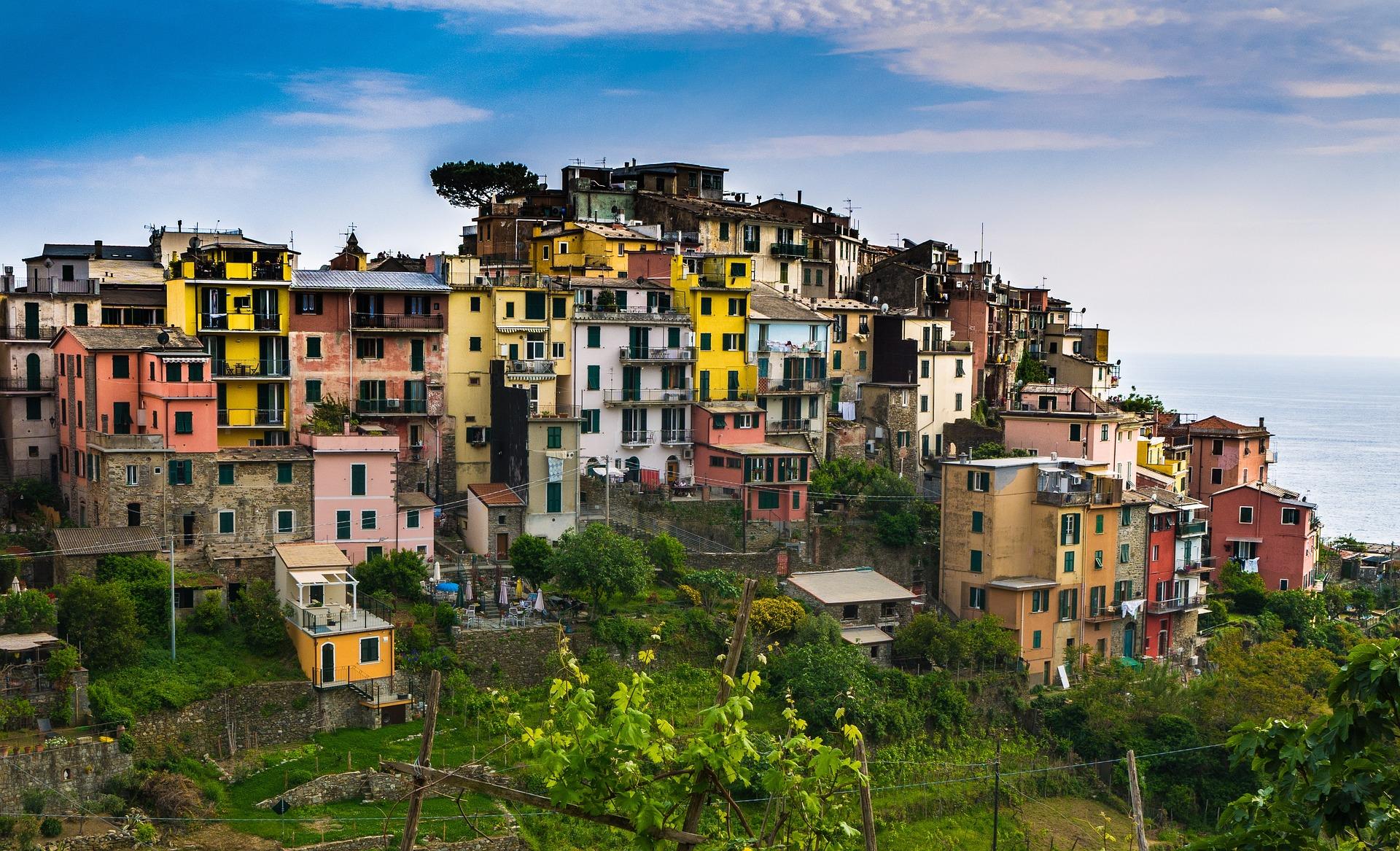 Foto panoramica di Corniglia che mostra le sue case alte e colorate