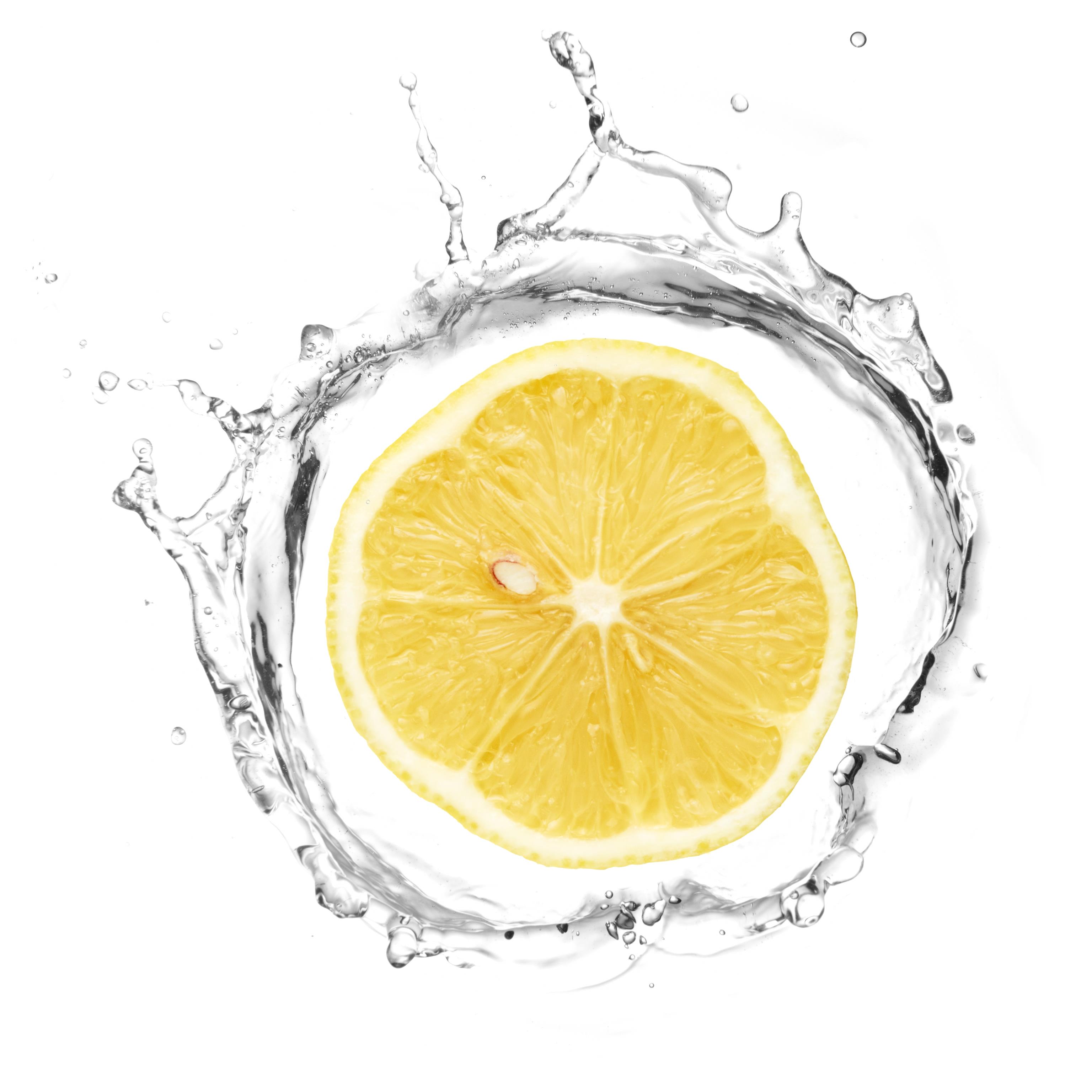 Un bicchiere di acqua con limone
