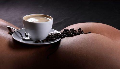 Un caffè su una schiena nuda - Immagini sexy per il buongiorno, buon compleanno, buonanotte e buona domenica