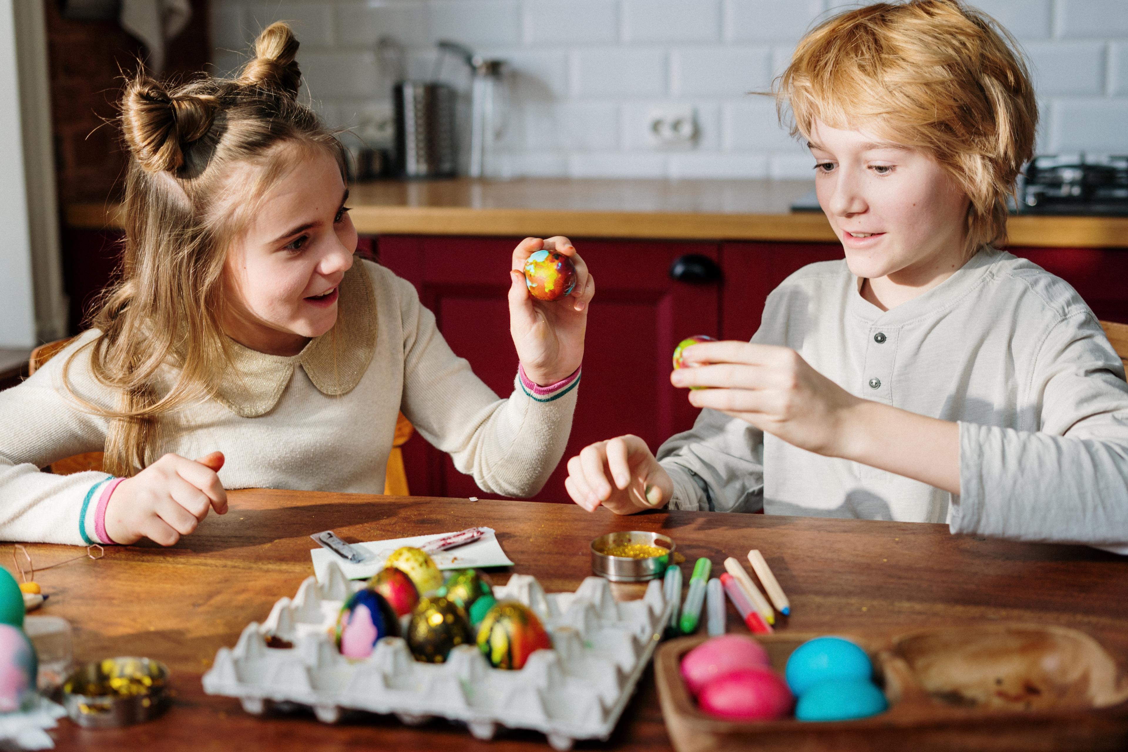 Bambini che giocano con uova di Pasqua colorate