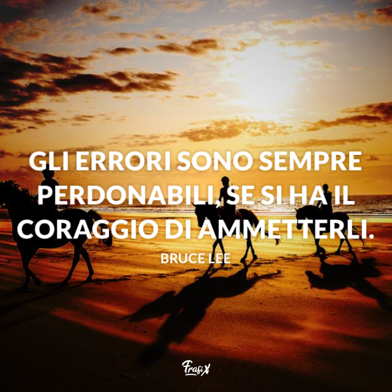 Persone passeggiano a cavallo in spiaggia