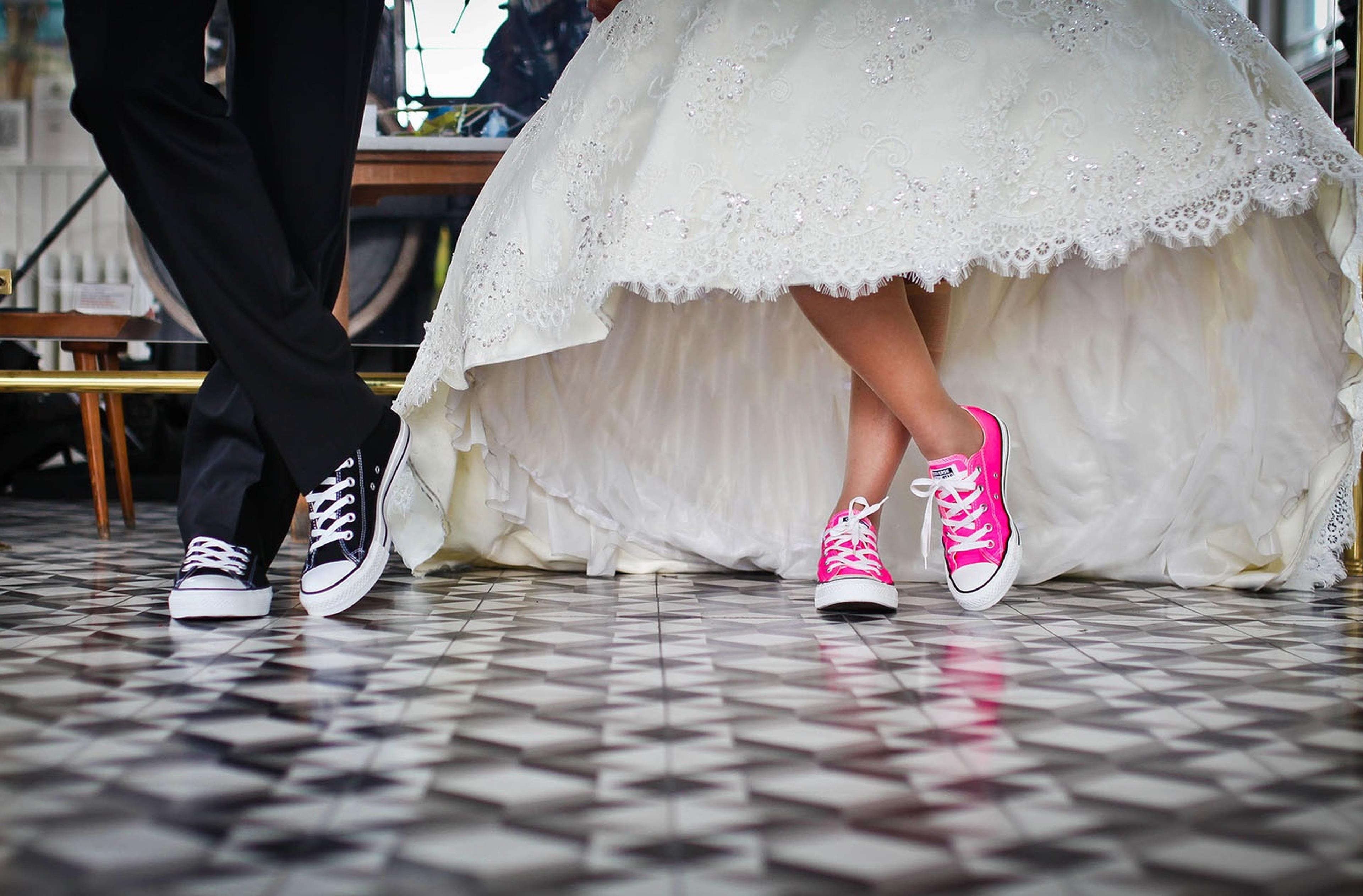 Foto che rappresenta i piedi e le gambe di una coppia di sposi
