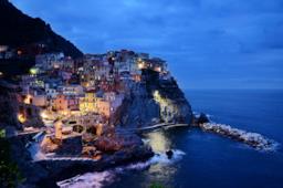 Immagine del paese delle Cinque Terre in Liguria affacciato sul mare di notte