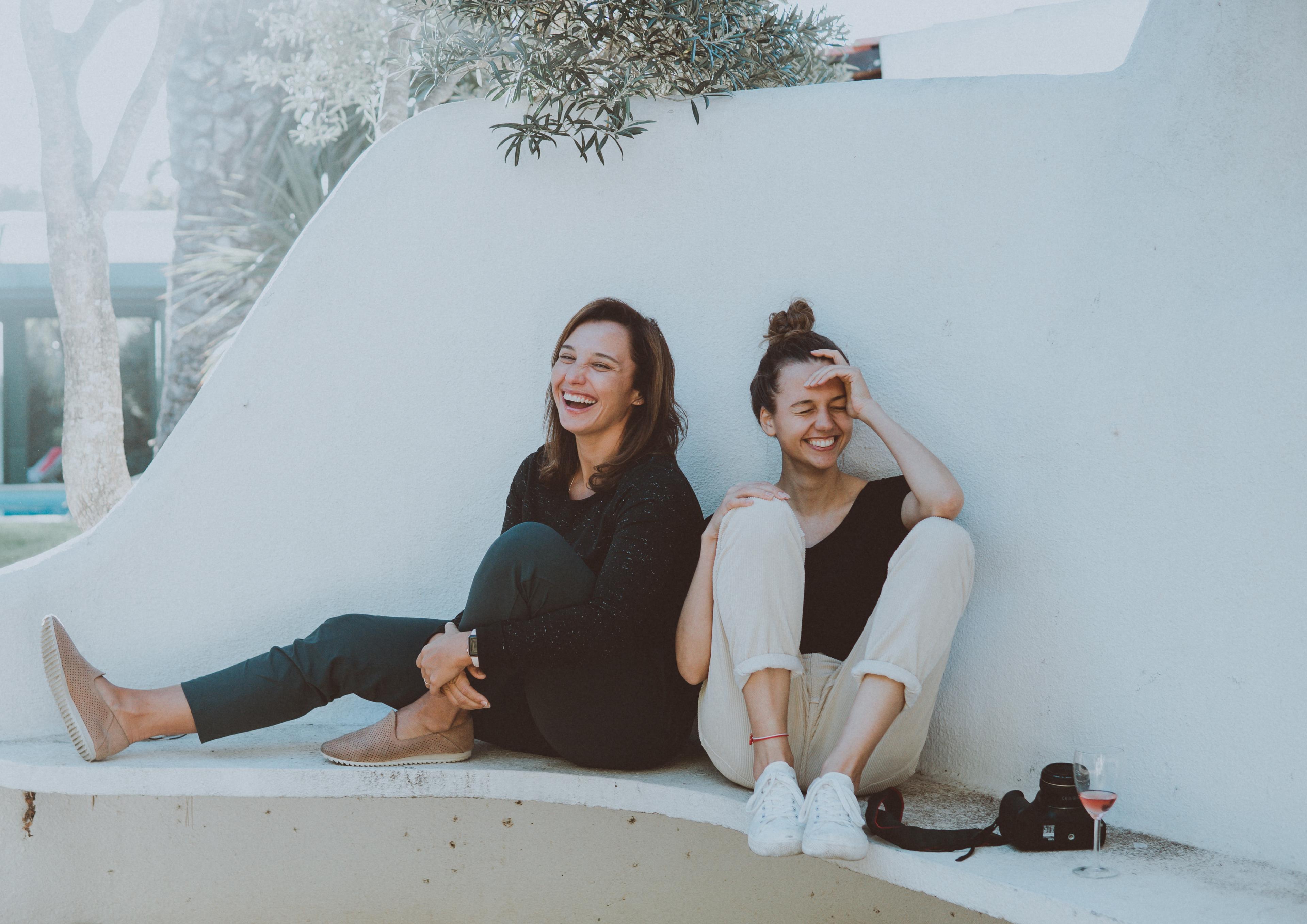Amiche ridono insieme