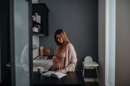 Tinta in gravidanza: se, quando e come farla, i prodotti migliori per i capelli della mamma in dolce attesa