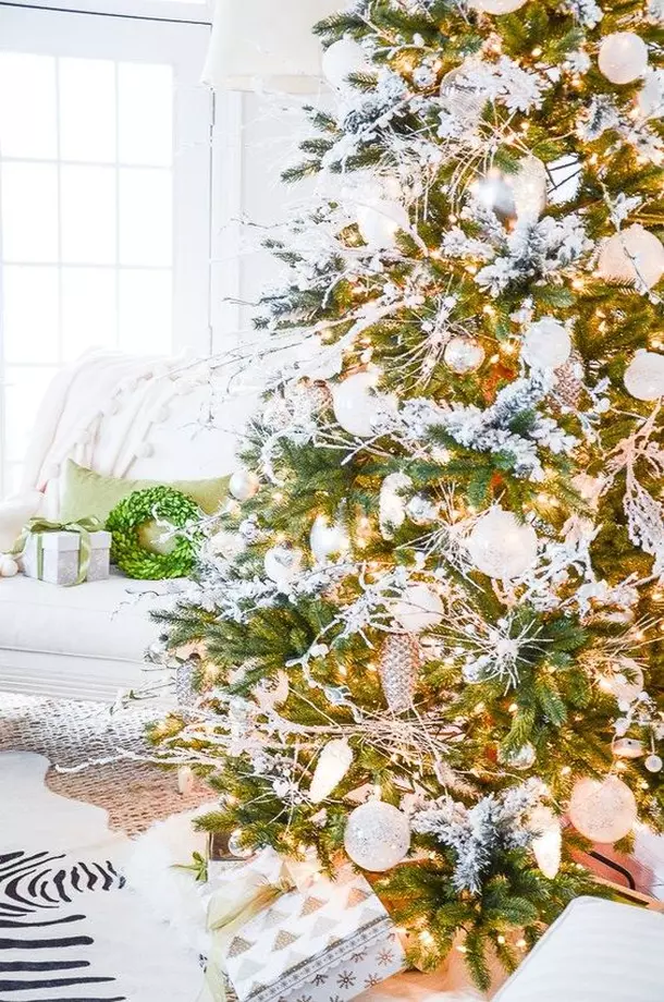 Albero natalizio con elementi bianchi e dorati