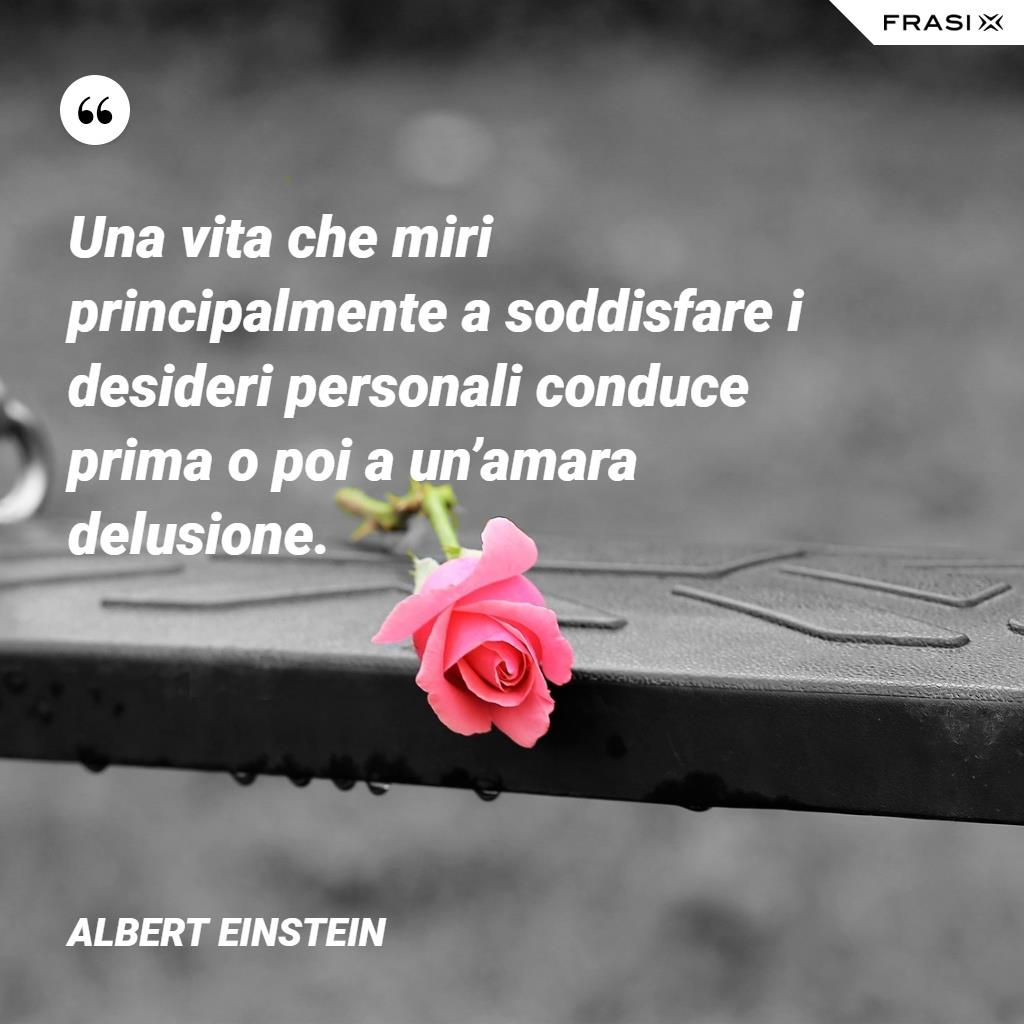 Immagine di una rosa con frase di Albert Einstein sulla delusione amorosa