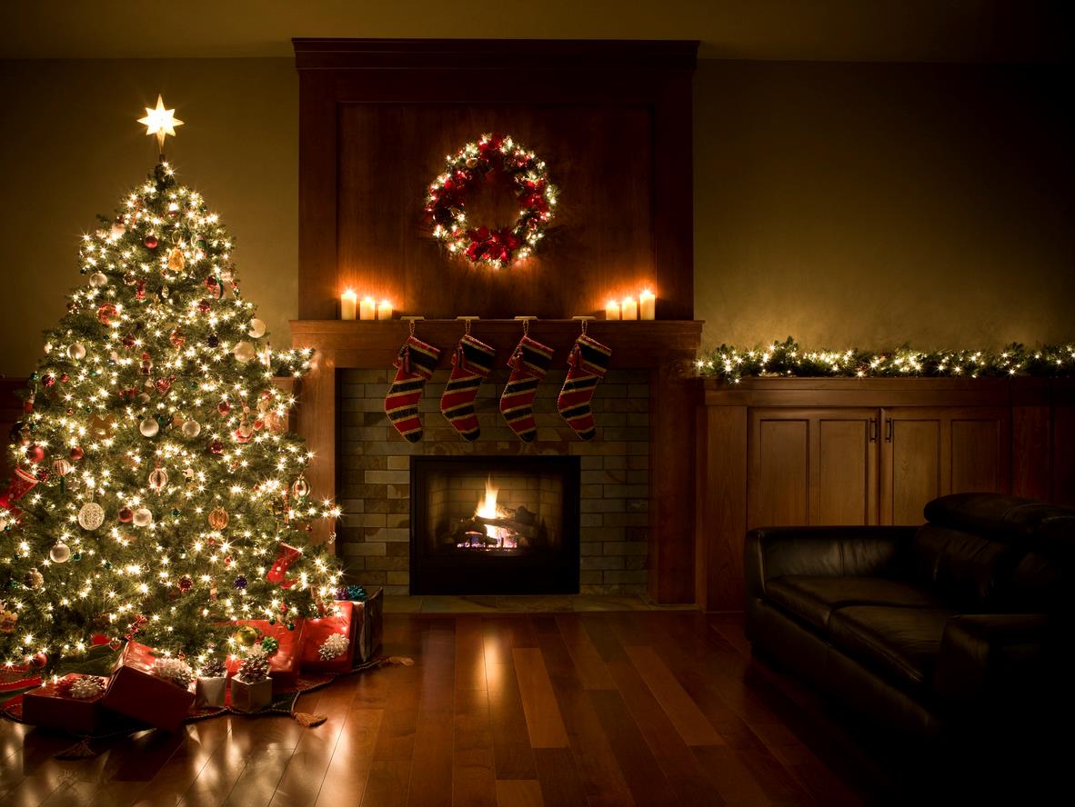 Sala decorata con l'albero di Natale e altri addobbi tipici 