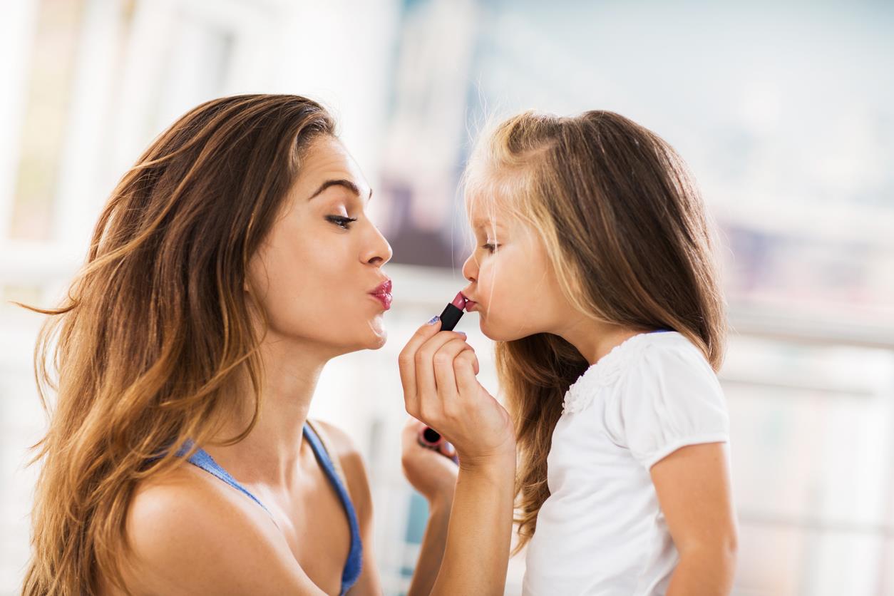 Mamma trucca sua figlia