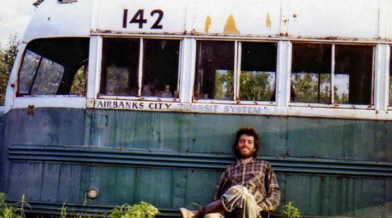 Chris McCandless davanti al "magic bus"