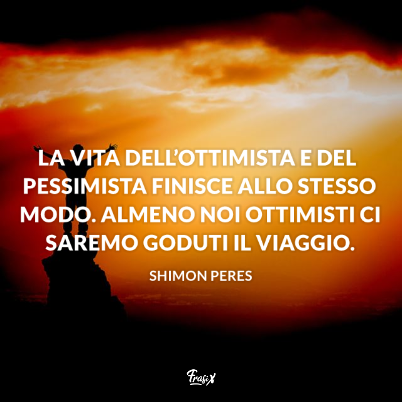 Uomo osserva il tramonto sulla cima di un monte