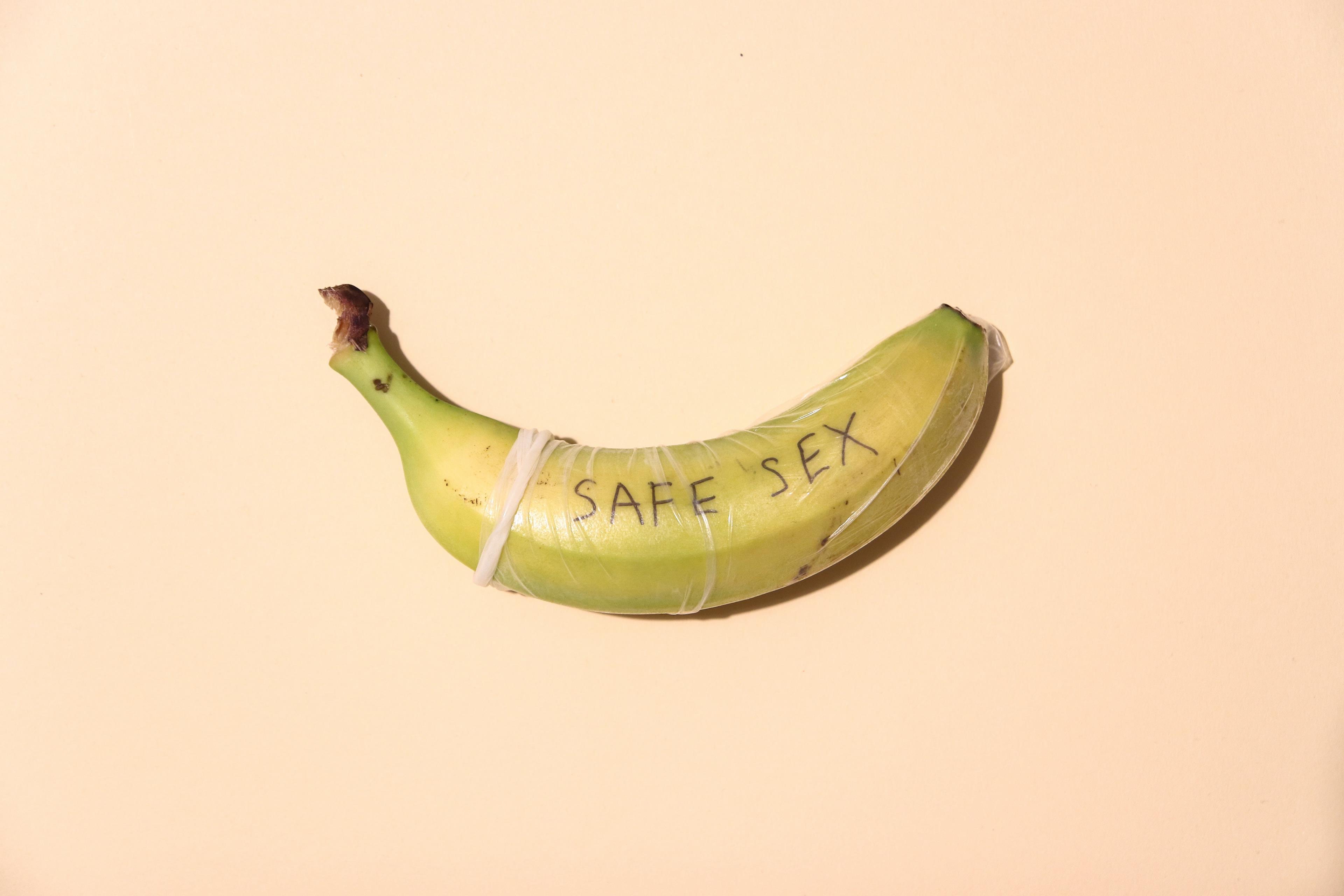 Banana con preservativo e scritta safe sex