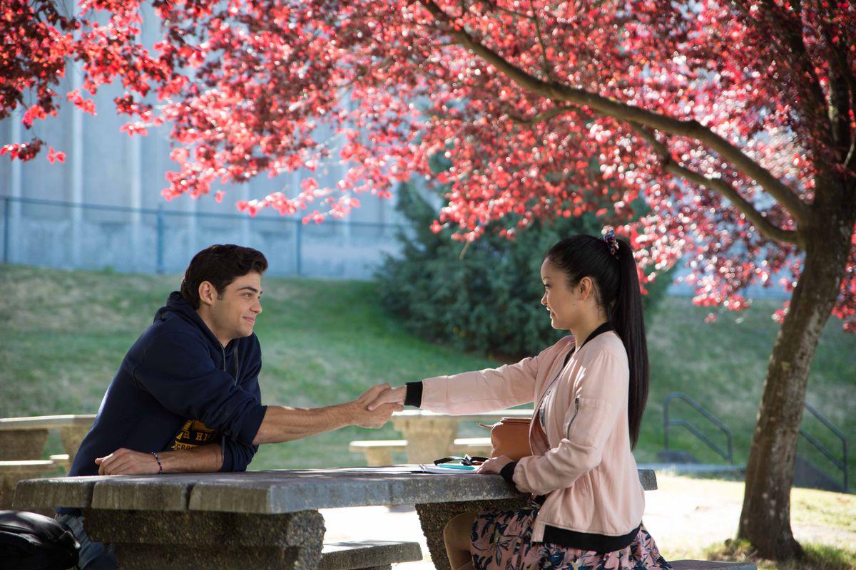 Noah Centineo e Lana Condor sono Peter e Lara Jean in Tutte le volte che ho scritto ti amo