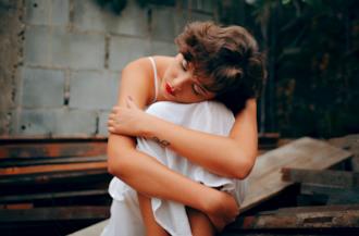 Ragazza sola e triste
