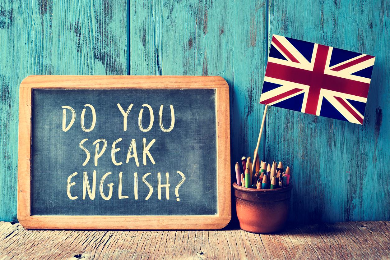 Lavagna con accanto bandierina inglese in un portapenne