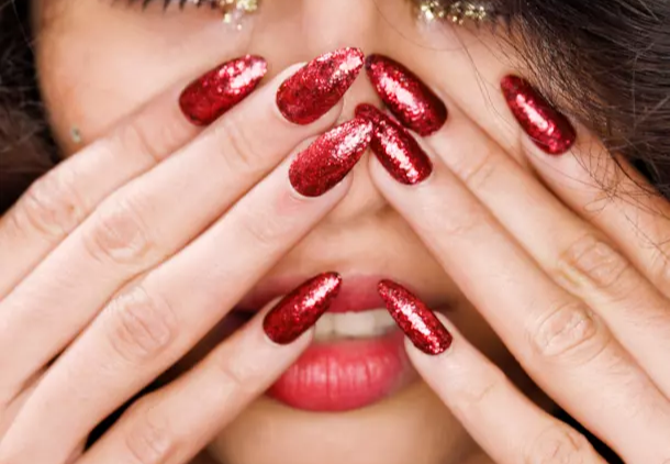 Nail art in gel rossa con glitter