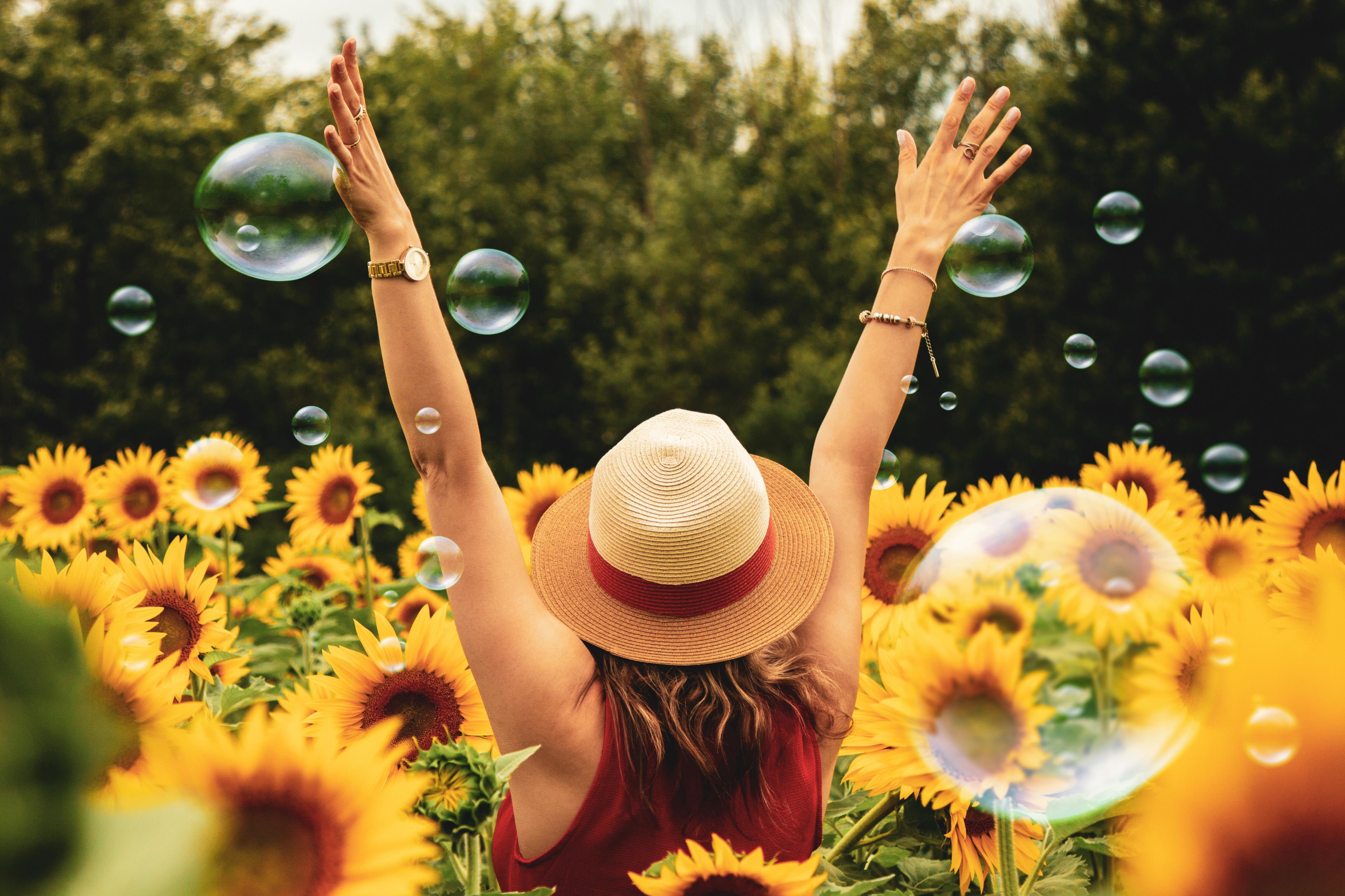 Ragazza in un campo di girasoli