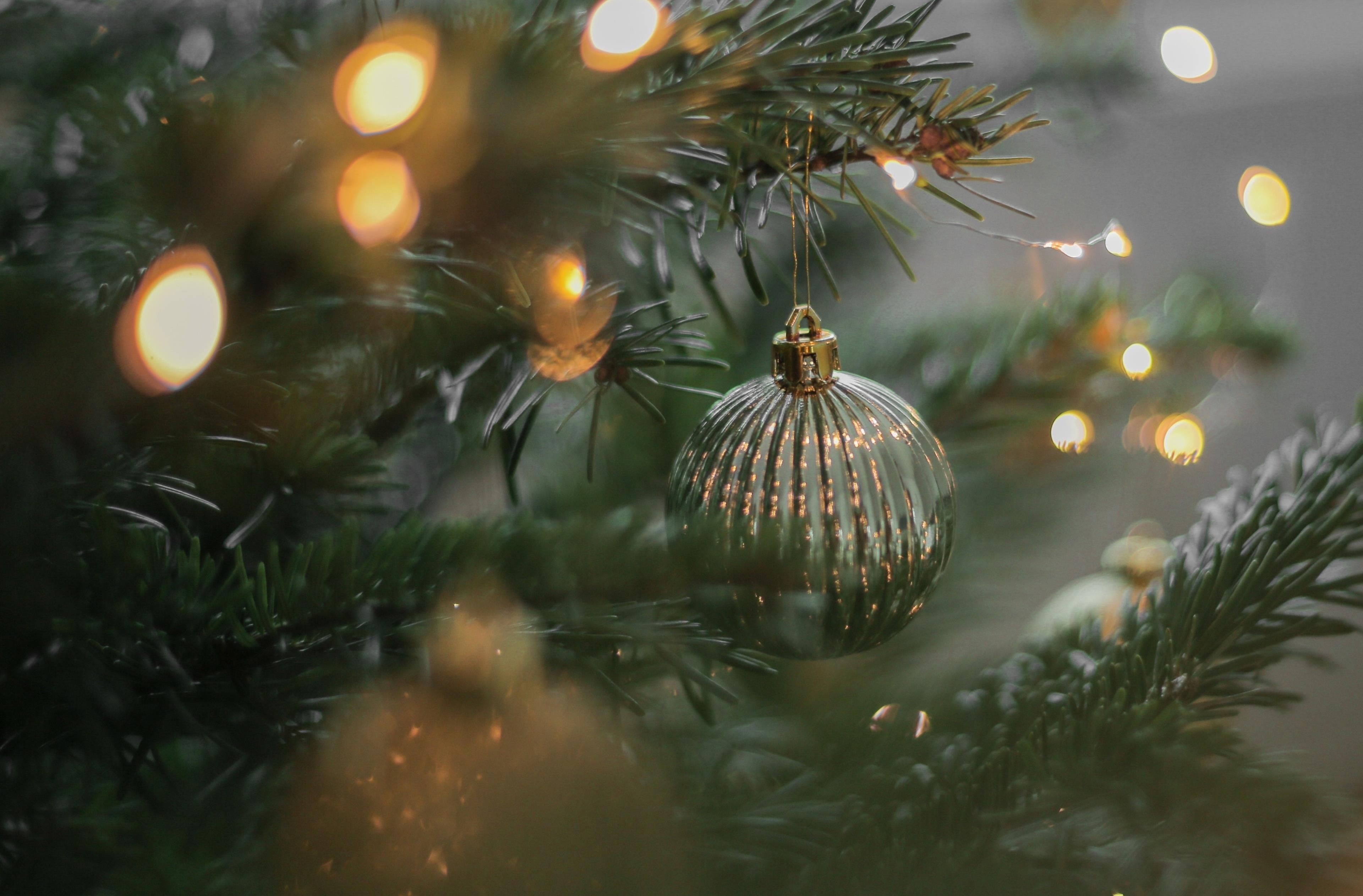 Albero di Natale con palline e luci
