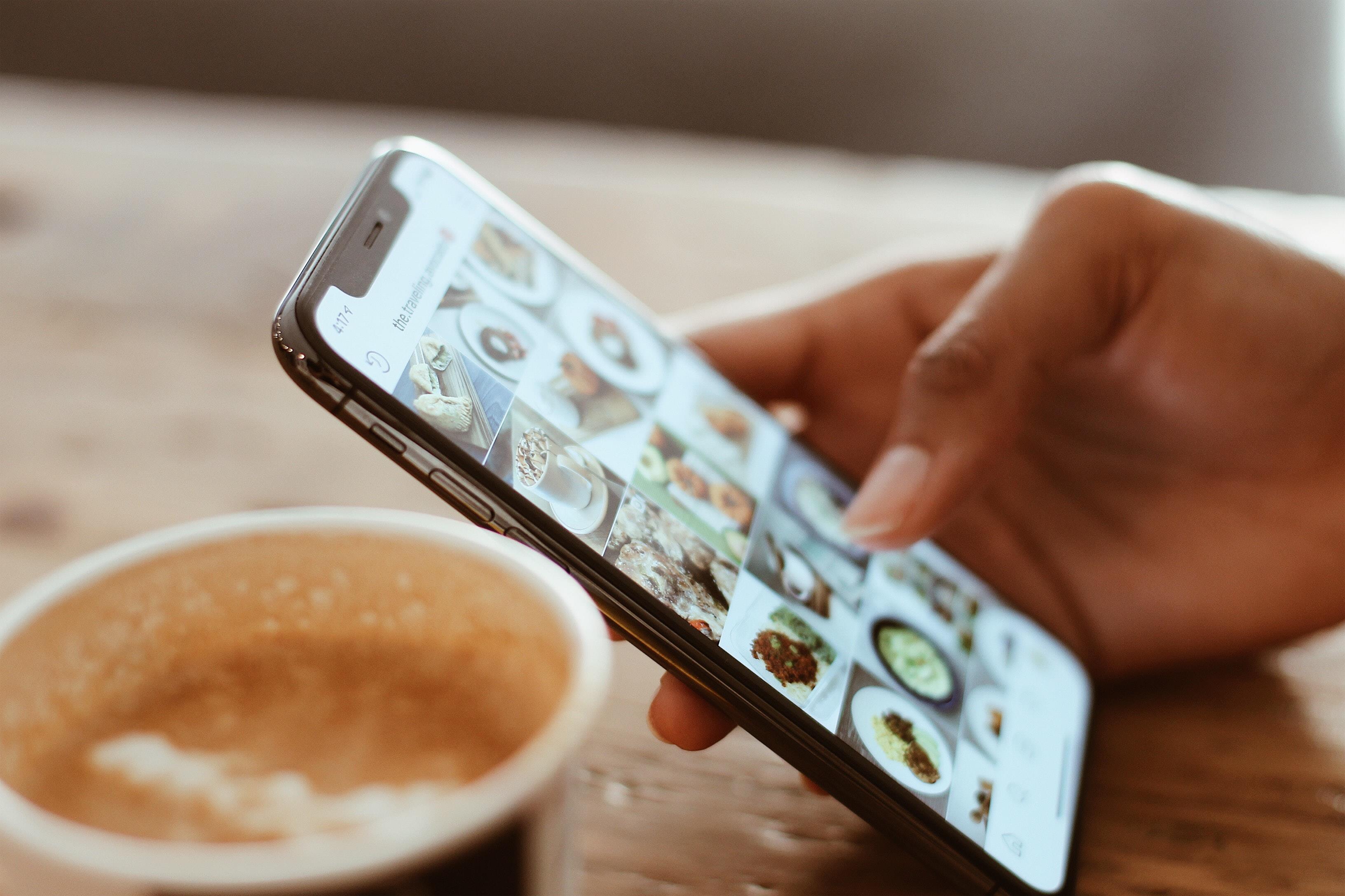 Mano di donna digita uno smartphone