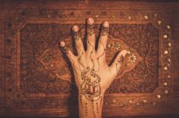 Tutto sull'henné, la tinta naturale per colorare i capelli e fare tatuaggi