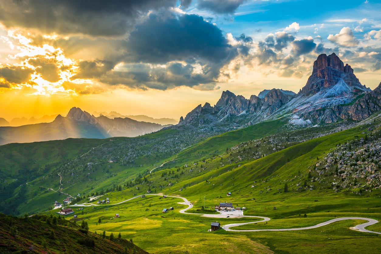 Paesaggio montuoso all'alba
