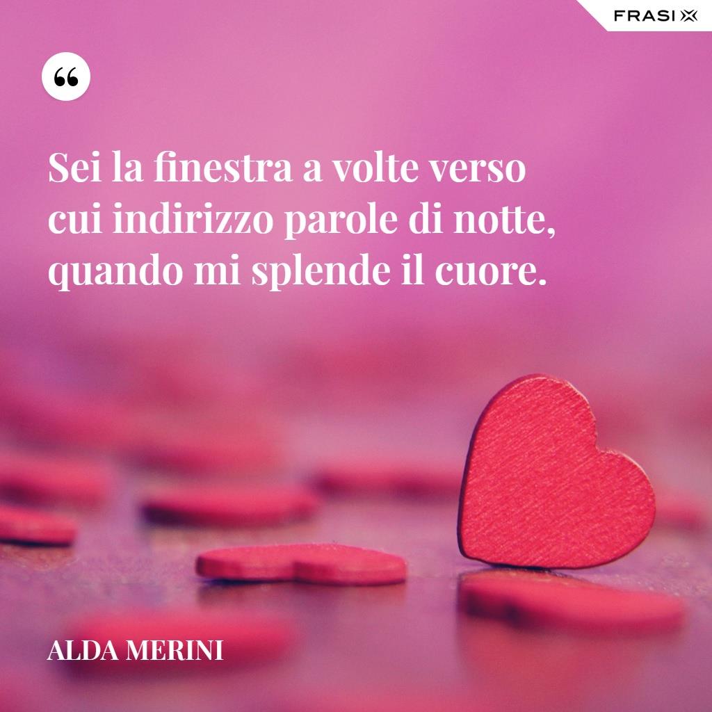 Immagine con cuore e frase Sei la finestra a volte verso cui indirizzo parole di notte, quando mi splende il cuore.