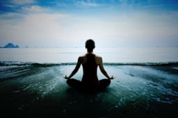 Persona intenta a meditare