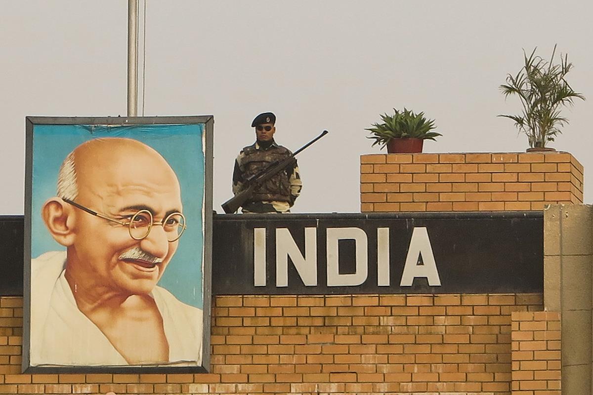 Quadro di Gandhi appeso fuori un palazzo indiano
